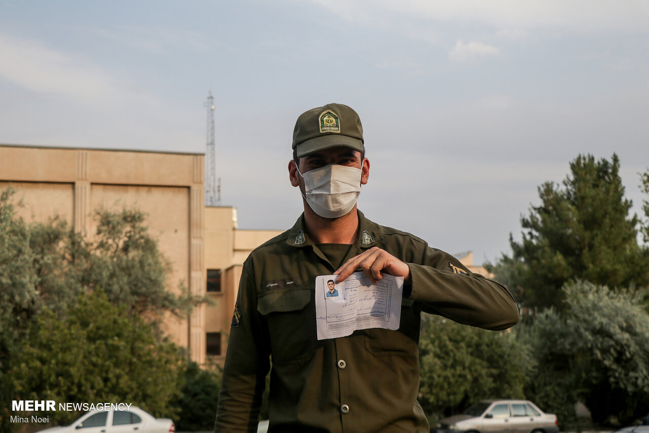 سربازی که در امتحان کنکور حاضر شد + عکس