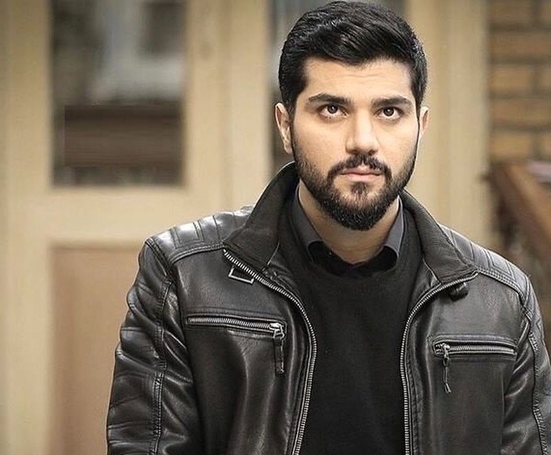 آقازاده معروف در خانه مادربزرگ +عکس