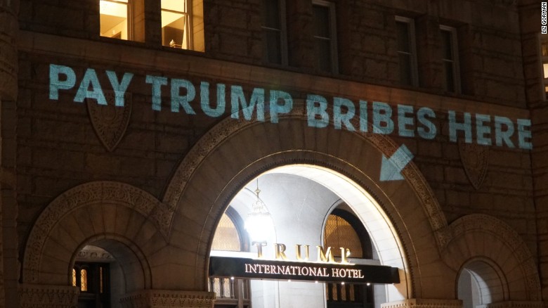 پیامی عجیب بر سردرِ هتل بین‌المللی ترامپ + عکس