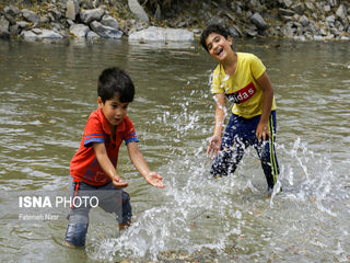 بازی کودکان در آب سد زاینده رود+ عکس