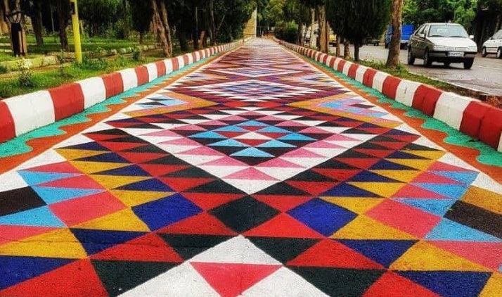 طراحی گلیم بیجار روی پیاده روهای خیابان های کردستان + عکس