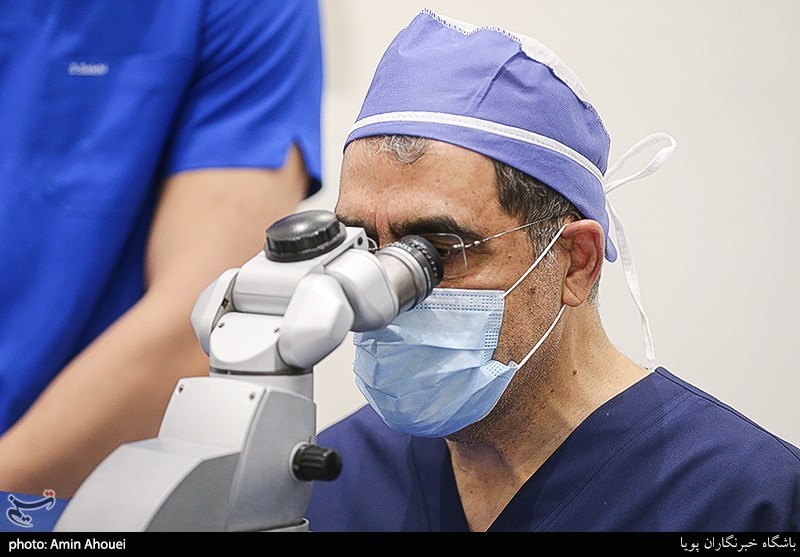جراحی چشم توسط وزیر سابق بهداشت + عکس