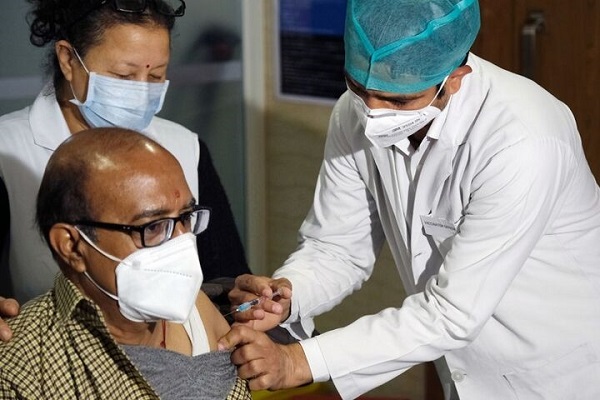 تزریق آب نمک در ده‌ها موسسه خصوصی واکسیناسیون هند