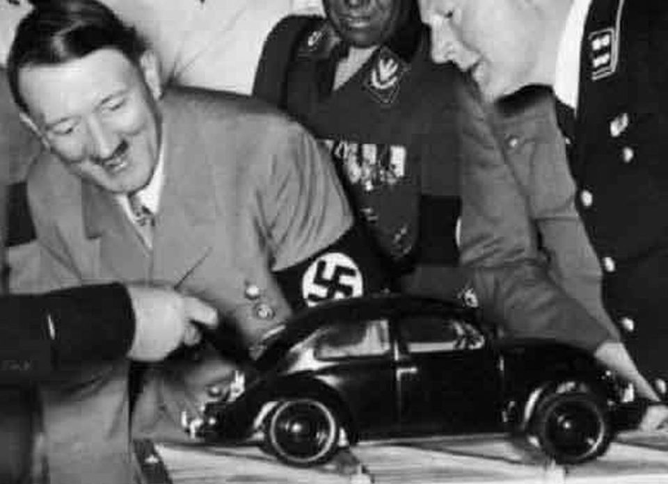 تصویر جالب از هیتلر و معرفی فولکس واگن قورباغه‌ایی + عکس