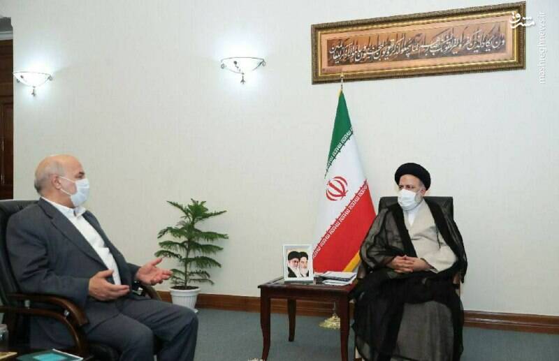 درست نشستن کلانتری هنگام ارائه گزارش کار به رئیسی + عکس