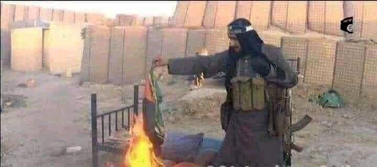 آتش زدن پرچم افغانستان توسط نیروهای طالبان+ عکس