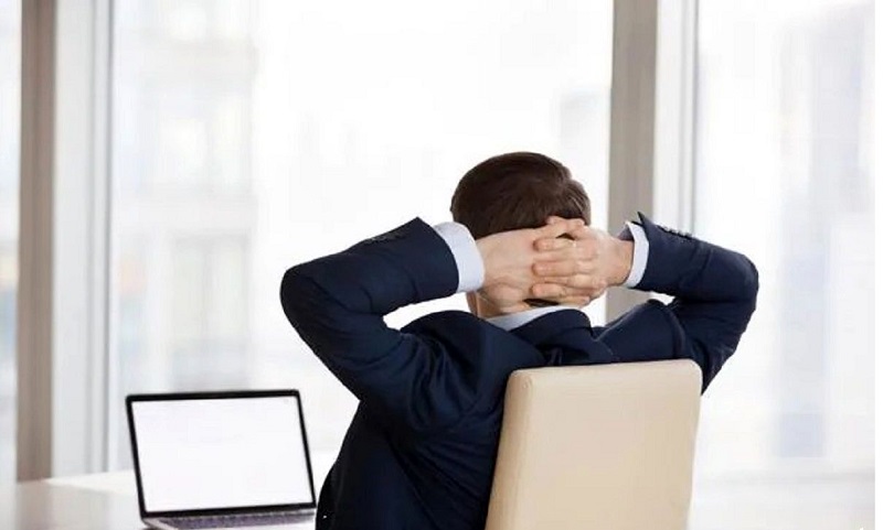 با این چند ترفند ازعوارض نشستن‌های طولانی  در امان باشید