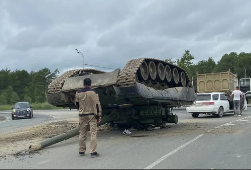 تانکی که روی خودرو سواری واژگون شد + عکس