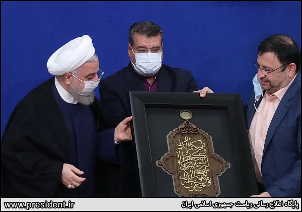 لحظه تجلیل از روحانی در جلسه شورای عالی فضای مجازی + عکس