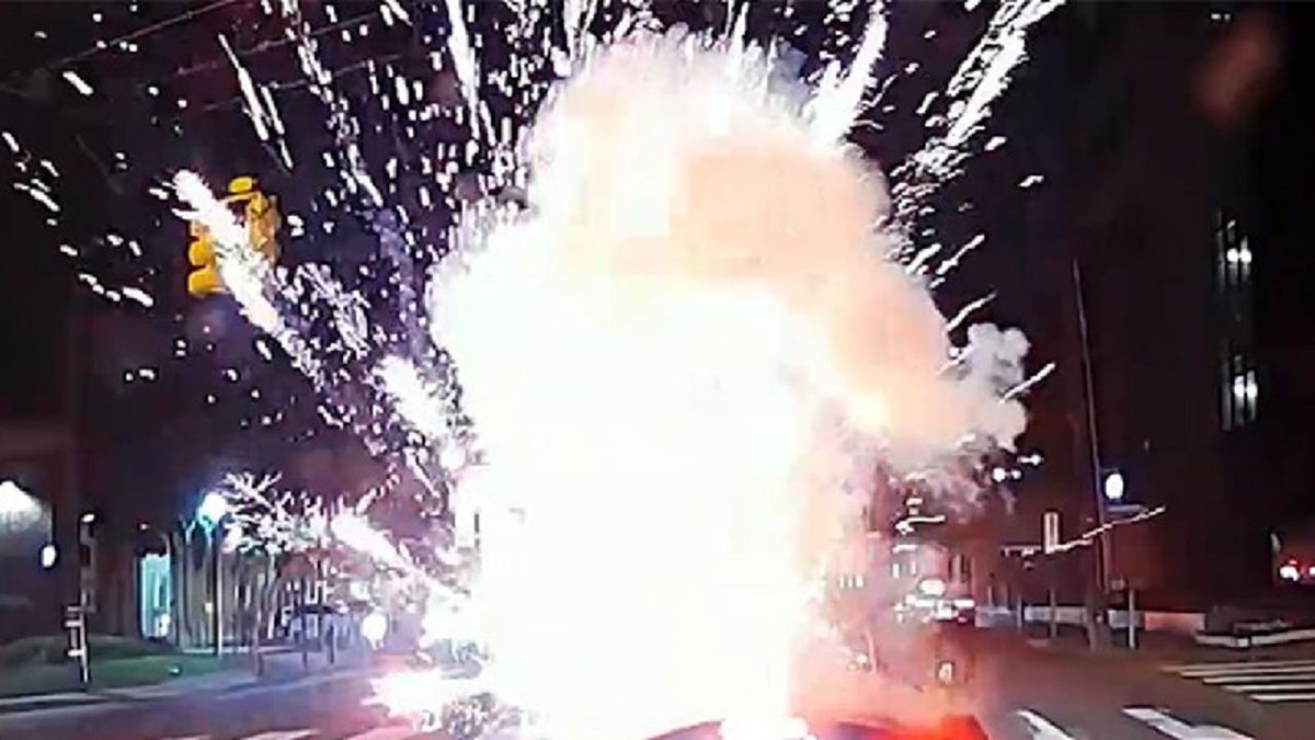 لحظه انفجار وحشتناک مواد آتش زا در خودروی لوکس+ عکس