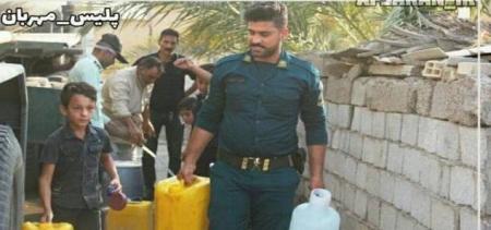 کمک رسانی نیروهای انتظامی در آبرسانی به روستاهای خوزستان + عکس