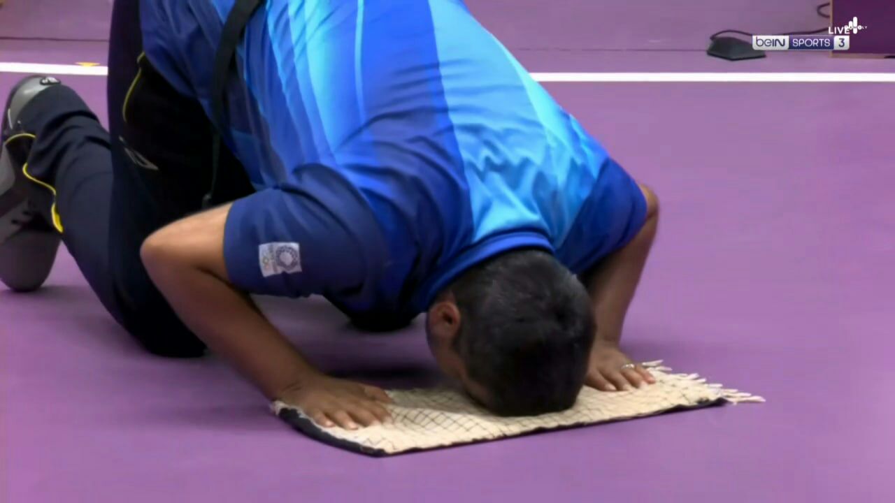 سجده جواد فروغی بر چفیه+ عکس