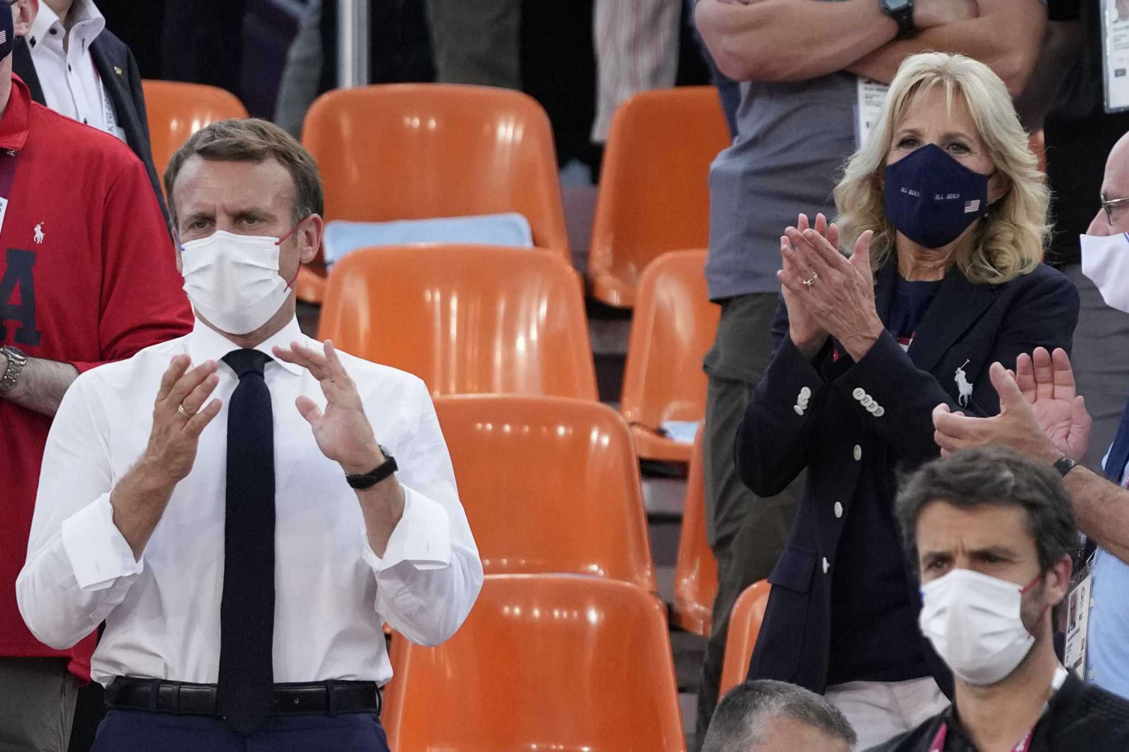 ماکرون و همسر بایدن در محل مسابقه بسکتبال + عکس