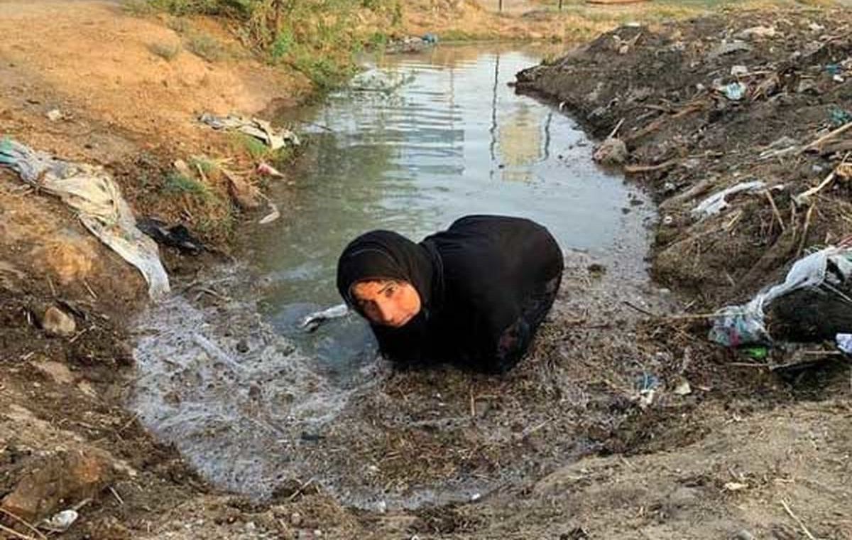تلاش زن خوزستانی برای مقابله با خشکسالی + عکس تلاش زن خوزستانی برای مقابله با خشکسالی + عکس