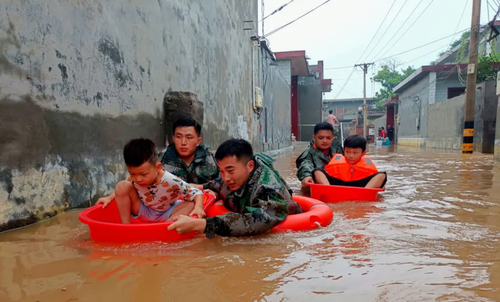 امدادرسانی به کودکان در مناطق سیل زده در چین + عکس