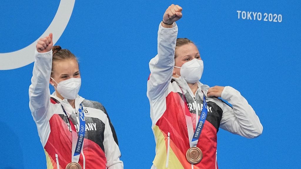 تصویری از اولین مدال آوران المپیک که دو سرباز زن آلمانی هستند+عکس