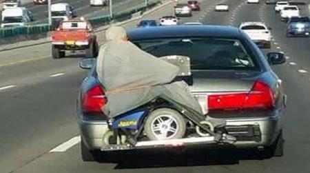 حمل عجیب پیرمرد ویلچری در آمریکا + عکس