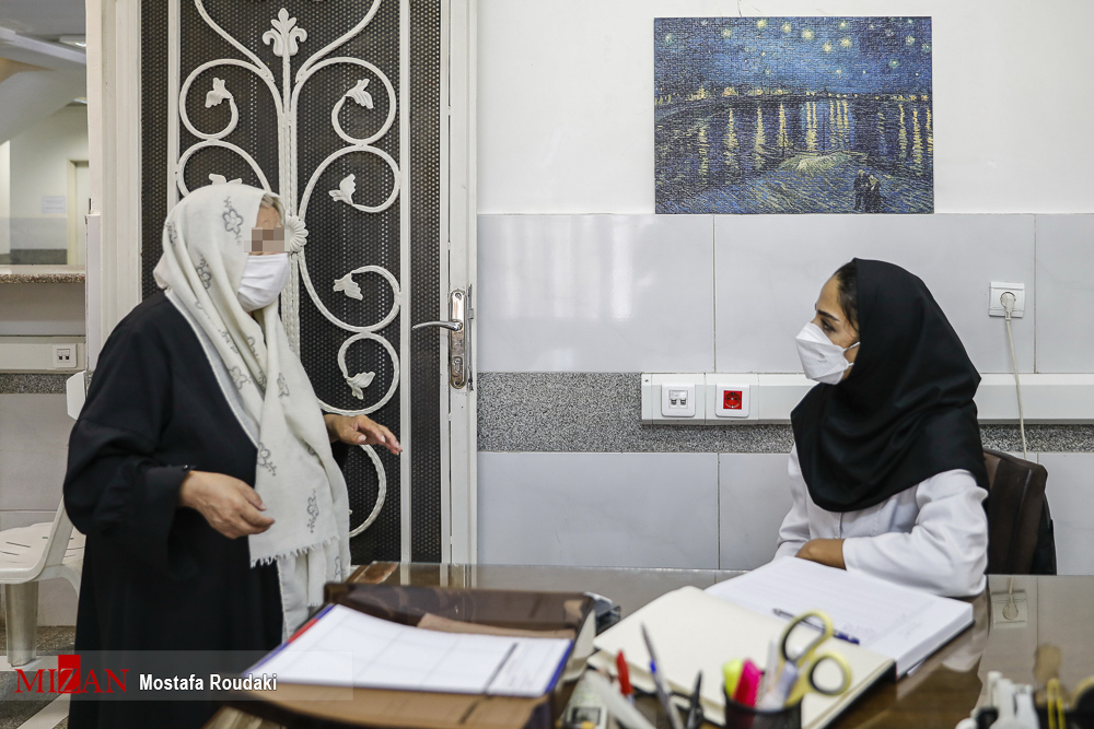مادر بابک خرمدین در محل تزریق واکسن کرونا در زندان + عکس