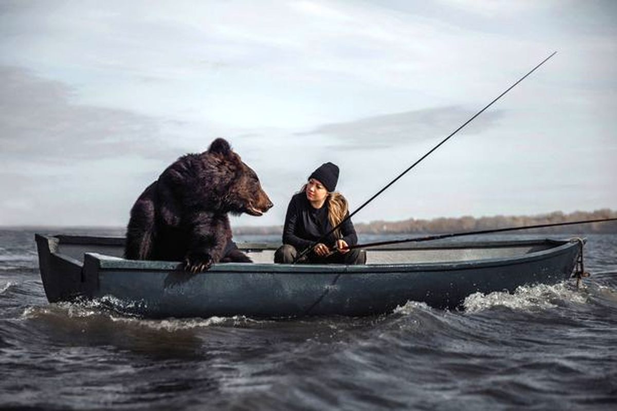 ماهیگیری دختر روس با خرس غول پیکرش! + تصاویر