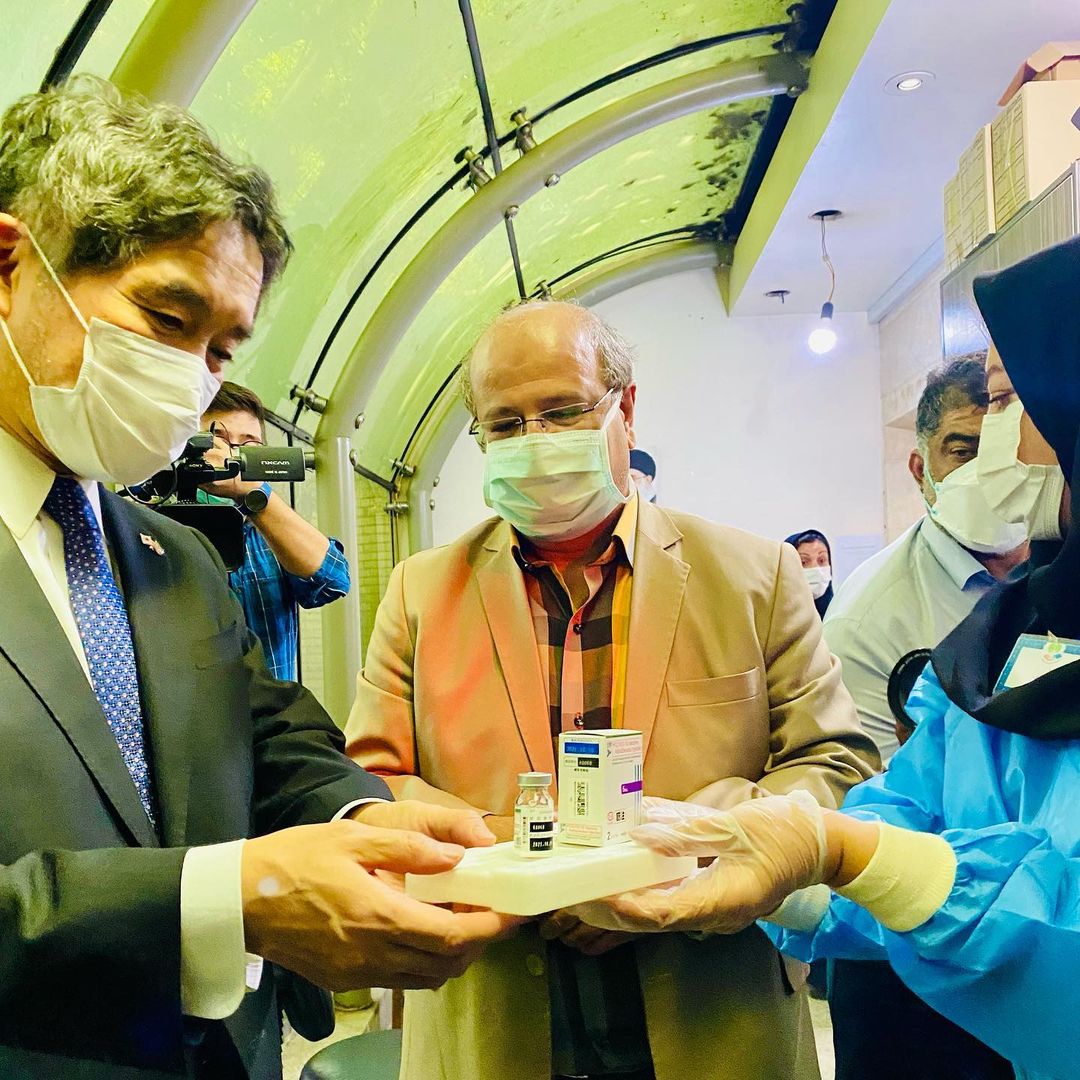 بازدید سفیر ژاپن از تزریق واکسن های اهدایی ژاپن در ایران+عکس