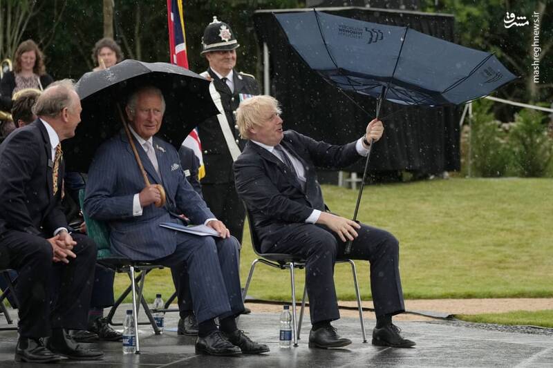 دردسر نخست وزیر انگلیس با چتر سوژه شد + عکس