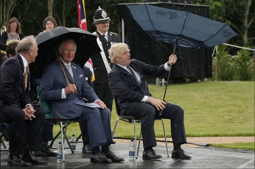 برعکس شدن چتر نخست وزیر بریتانیا در یک مراسم رسمی! + عکس