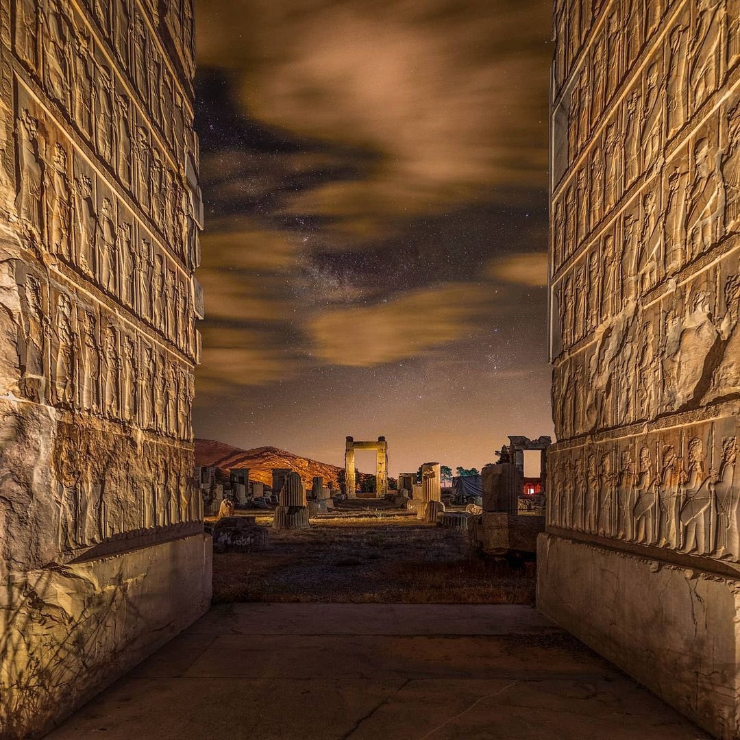 نمای راه شیری از میان یکی از دروازه های کاخ صد ستون تخت جمشید + عکس