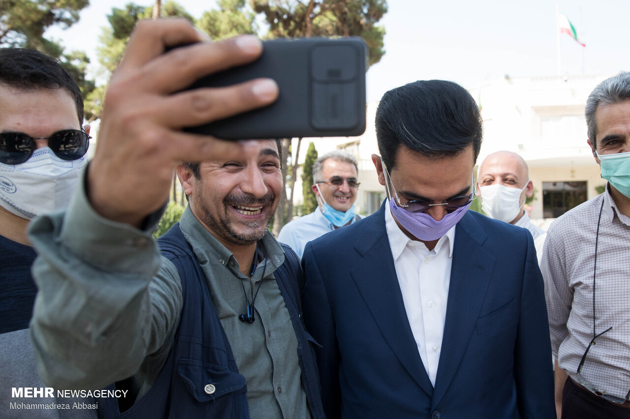 آخرین سلفی های خبرنگاران با وزرای دولت دوازدهم + عکس