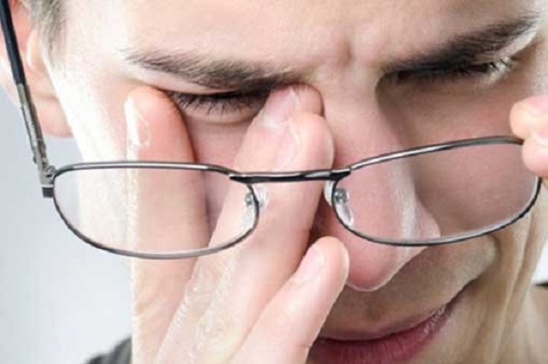 چرا پلک چشمتان می پرد+درمان آن