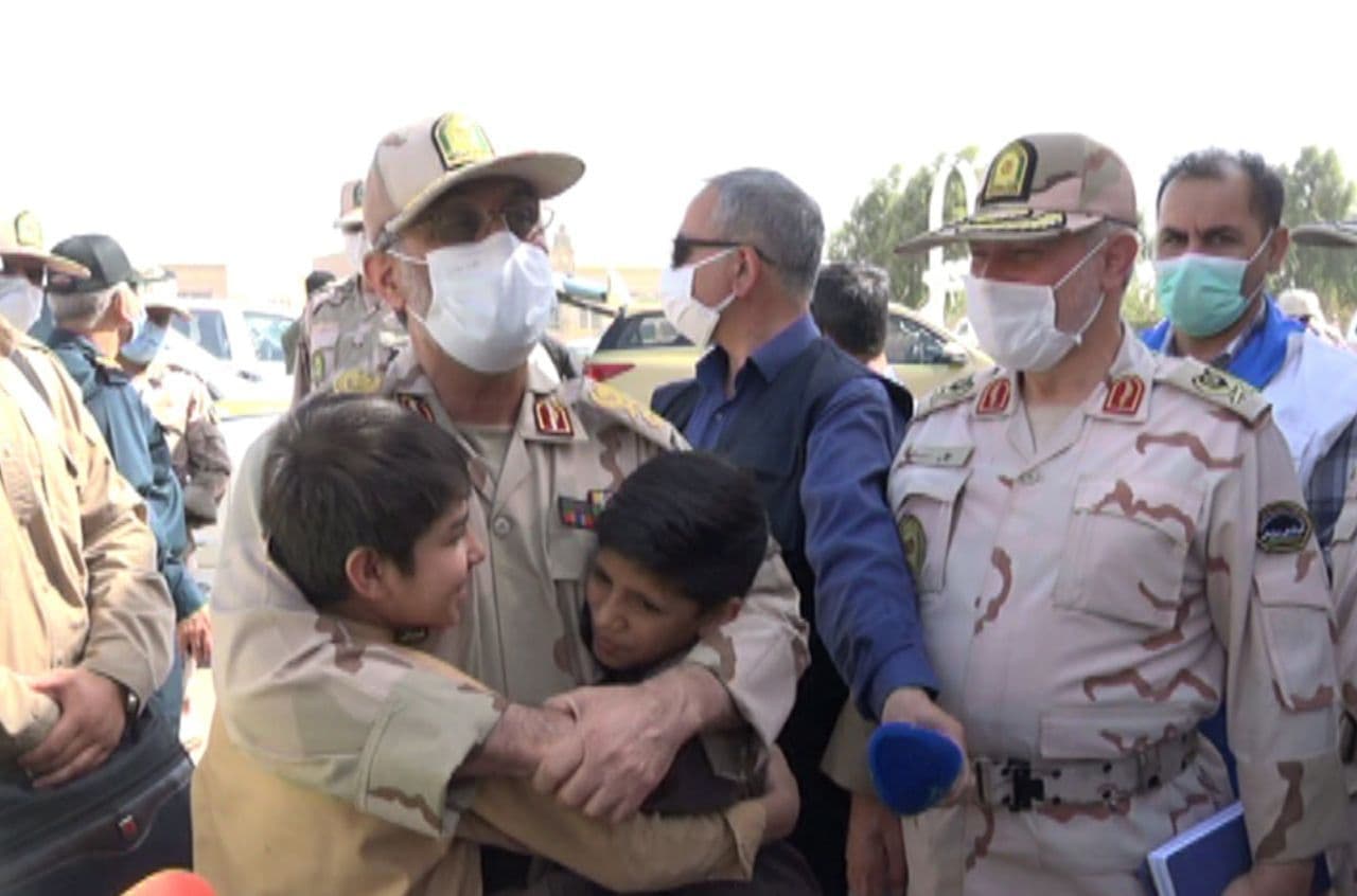 کودکان پناهنده افغانستانی در آغوش جانشین فرمانده نیروی انتظامی + عکس