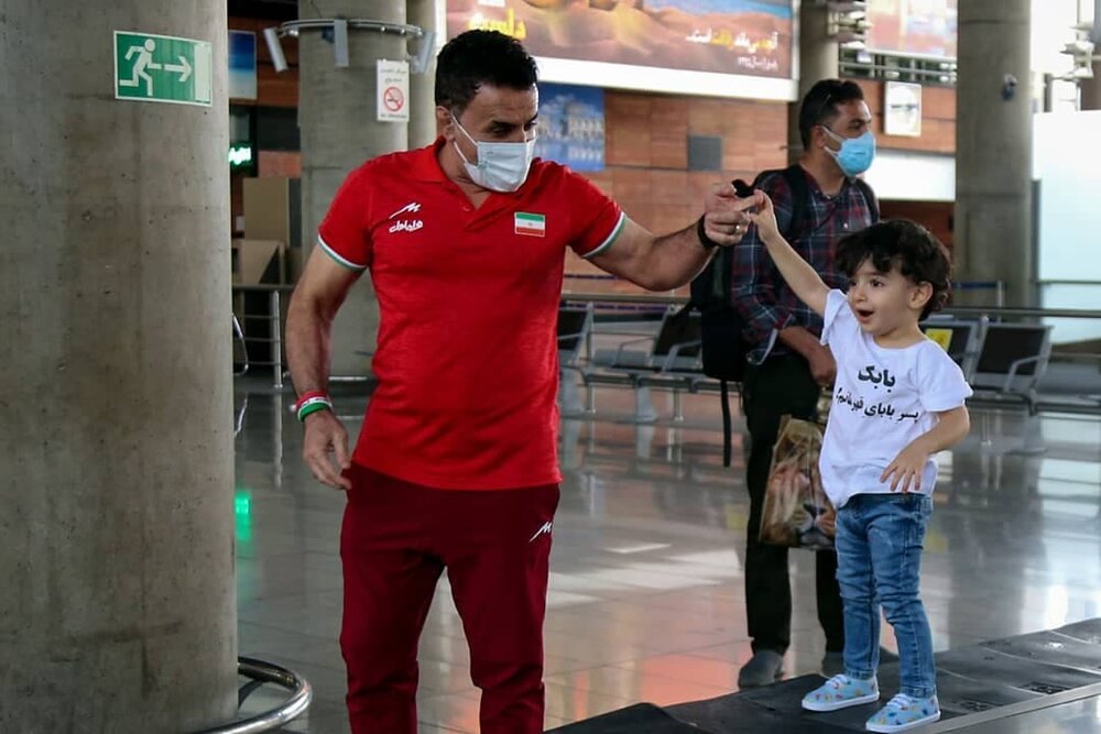 بازگشت محمد بنا با استقبال پسر دو ساله‌اش + عکس