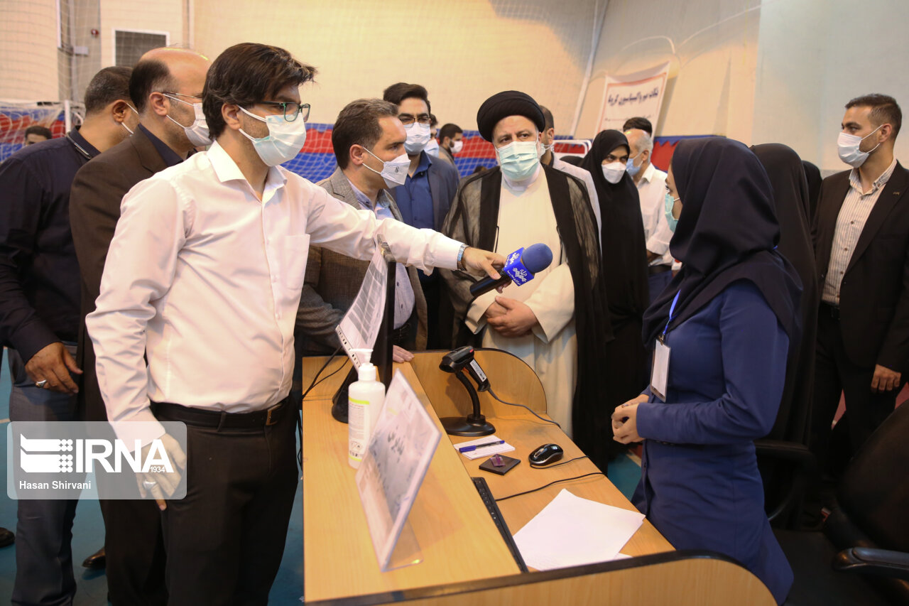 بازدید رییس جمهور از یک مرکز واکسیناسیون در تهران +‌ عکس