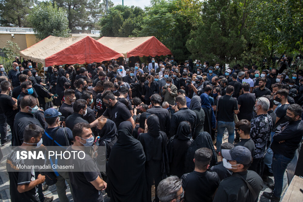 ازدحام جمعیت مراسم تدفین ارشا اقدسی در وضعیت قرمز کرونا + عکس