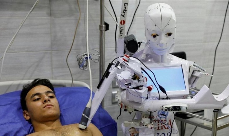 پرستار رباتیک مصری وارد بیمارستان‌های درمان کرونا شد/ تصاویر