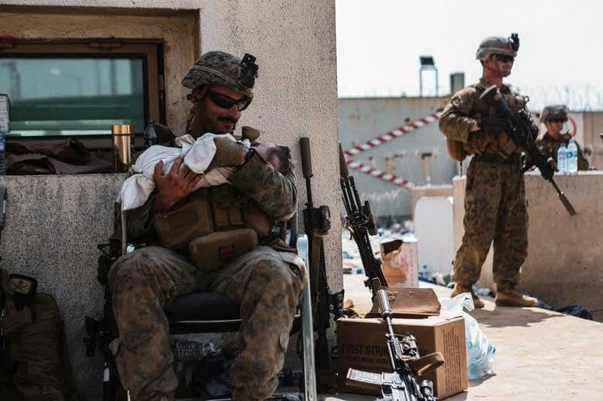  نوزاد افغان در آغوش یک تفنگدار دریایی آمریکا+ عکس