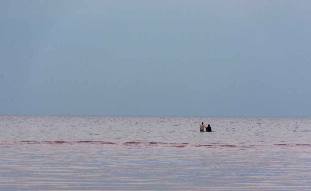 گردشگران در دریاچه ارومیه+ عکس