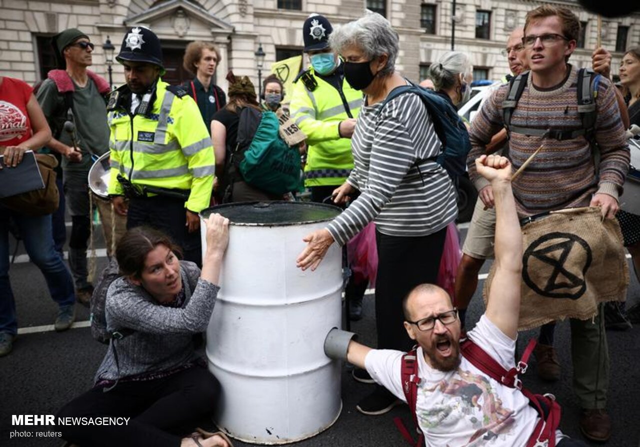 اعتراض به سبک فعالان زیست محیطی در لندن + عکس