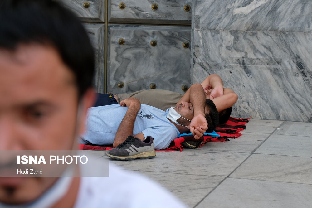 ازدحام پناهجویان افغانستانی مقابل سفارت آلمان در ایران + عکس