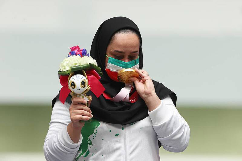 بوسه ساره جوانمردی بر مدال طلای پارالمپیک + عکس