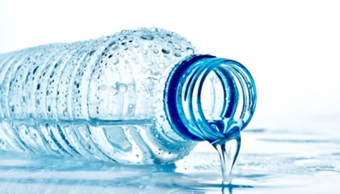 به خاطر مبتلا نشدن به این بیماری خطرناک از بطری های پلاستیکی آب دوبار استفاده نکنید