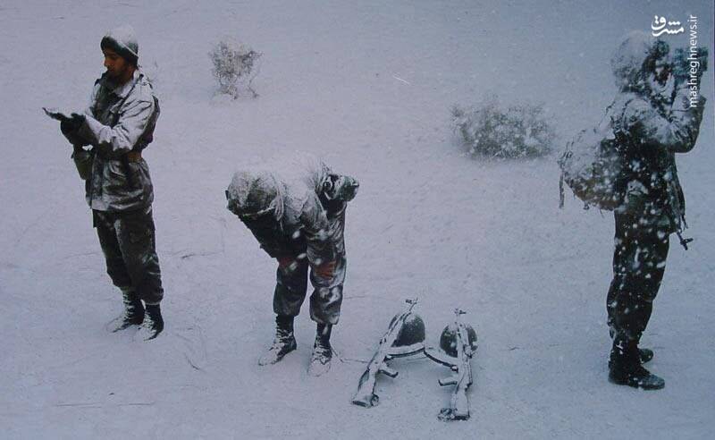 ادای نماز اول وقت سربازان ایرانی در زمستان برفی + عکس