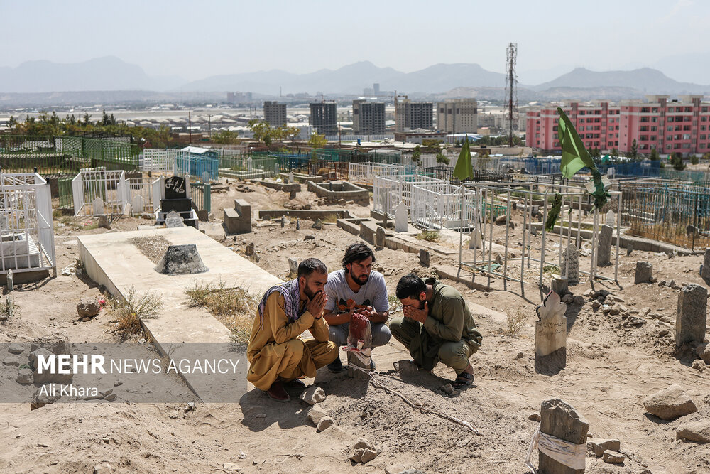 سوگواری بر مزار یکی از 7 کودک افغان که بر اثر حمله آمریکا کشته شد + عکس