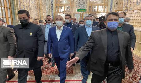 تشرف نخست وزیر عراق به حرم امام رضا(ع) + عکس