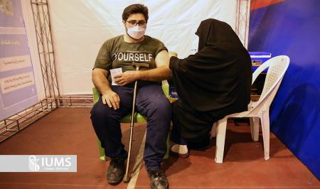 واکسیناسیون شبانه کرونا در بزرگراه کردستان+ عکس