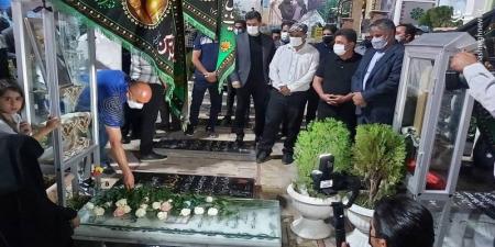 امیر قلعه نویی بر سر مزار حاج قاسم + عکس
