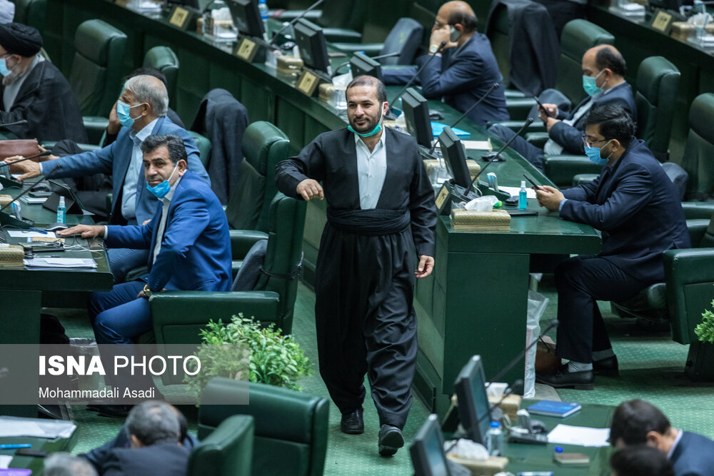 نماینده مجلس با لباس محلی در صحن علنی + عکس