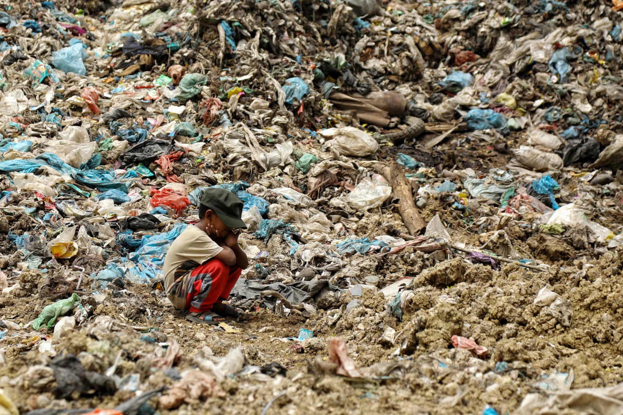 انتظار کودک خردسال برای اتمام کارِ پدرش در میان کوهی از زباله + عکس