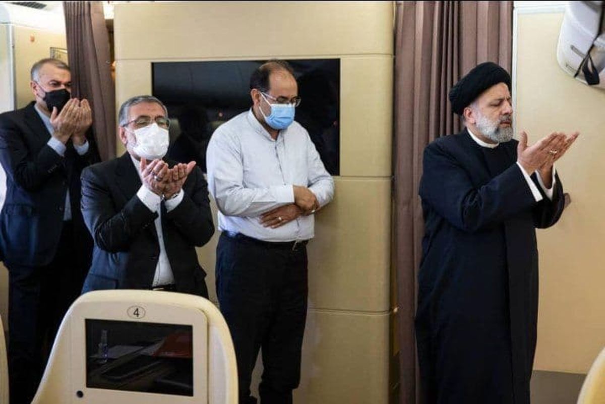 تصویری از نماز خواندن رئیسی در هواپیما + عکس