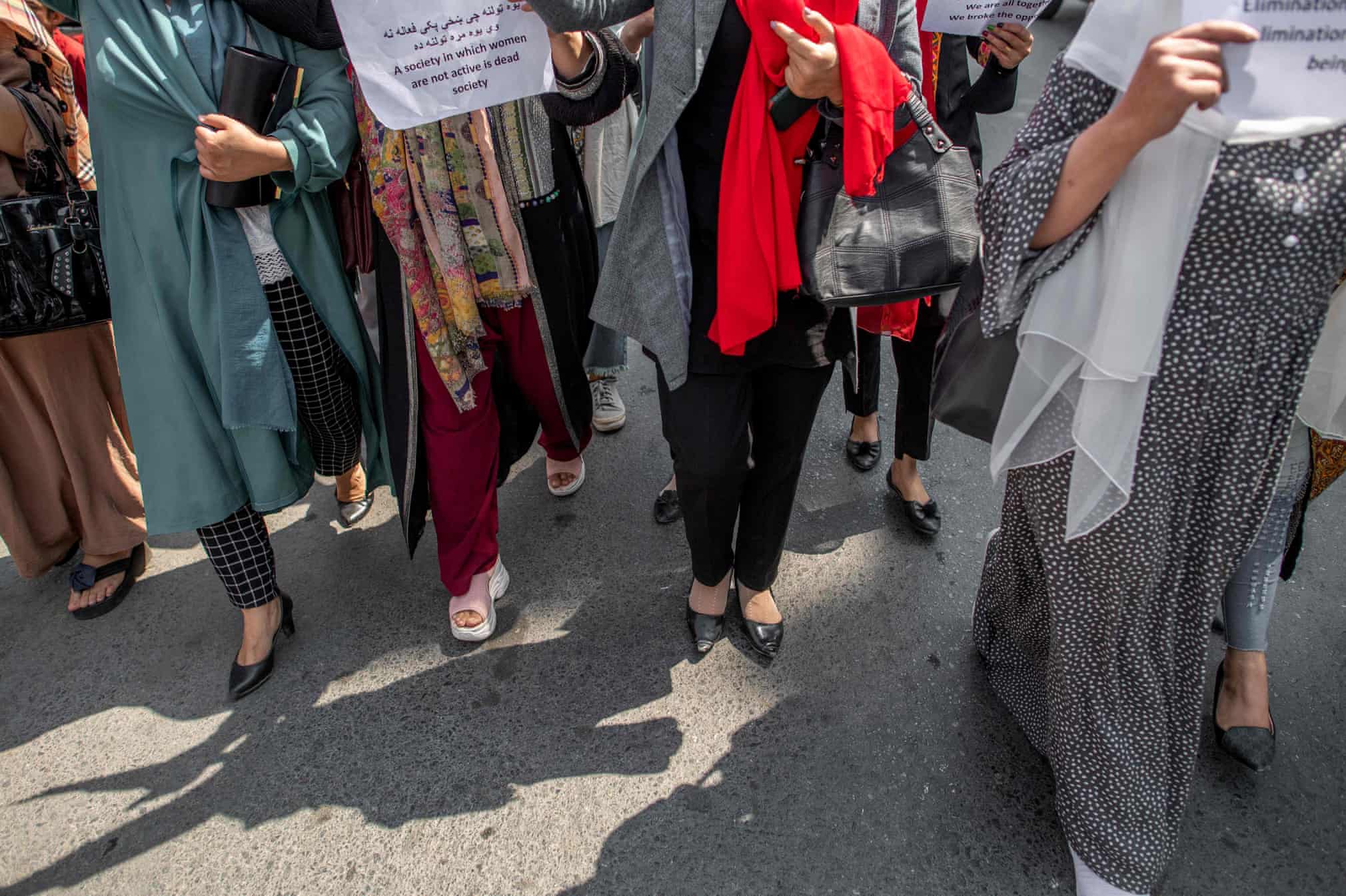 تظاهرات زنان افغان در کابل مقابل وزارت امر به معروف + عکس