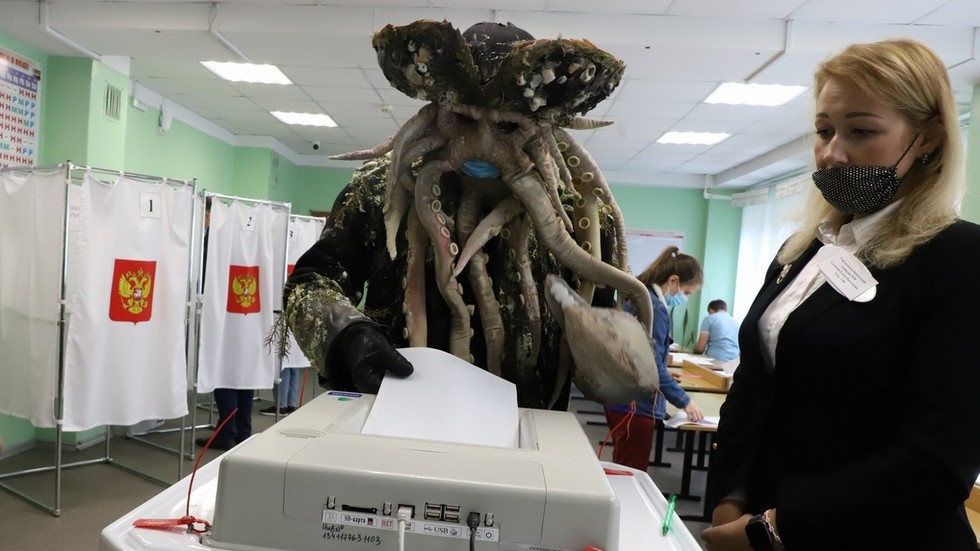 تیپ عجیب رای دهندگان در روسیه + عکس